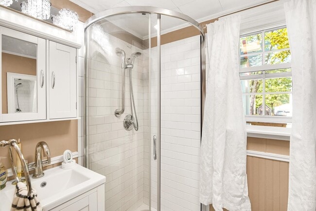 Building Photo - 107 Mt Vernon St