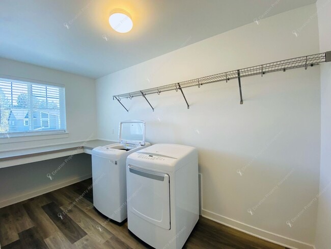 Building Photo - Bright & Spacious SE Bend Retreat with Vau...
