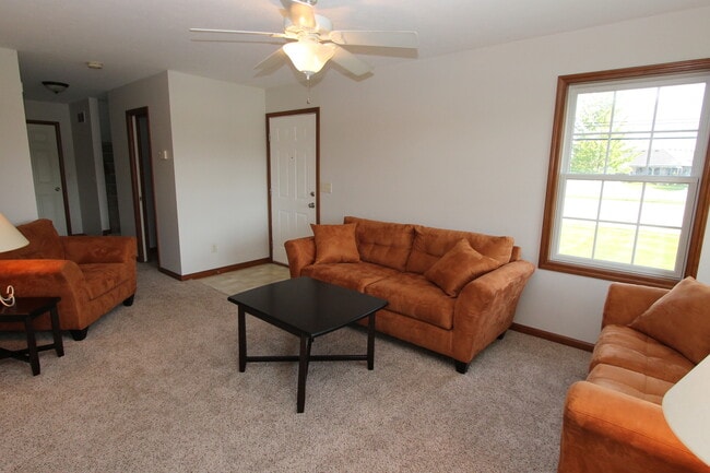 Building Photo - 3 Bedroom Condo Overlooking Pond!