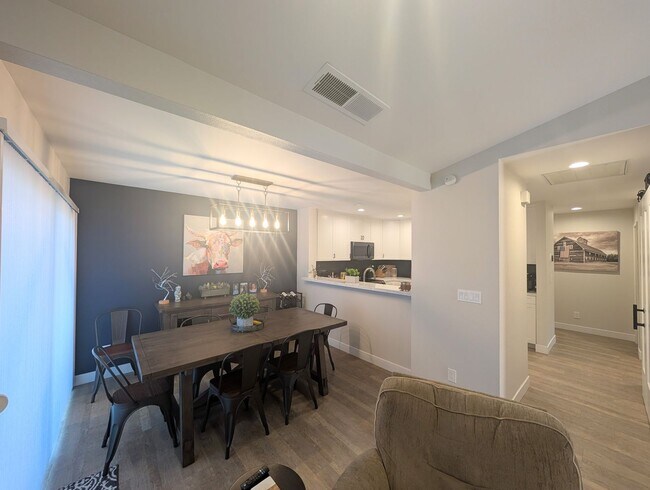 Building Photo - Beautifully Renovated Condo in Rancho Bernardo!
