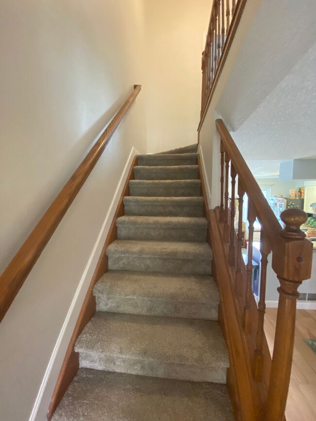 Building Photo - Cozy 2B/2B Remodeled Town Home Just Minute...