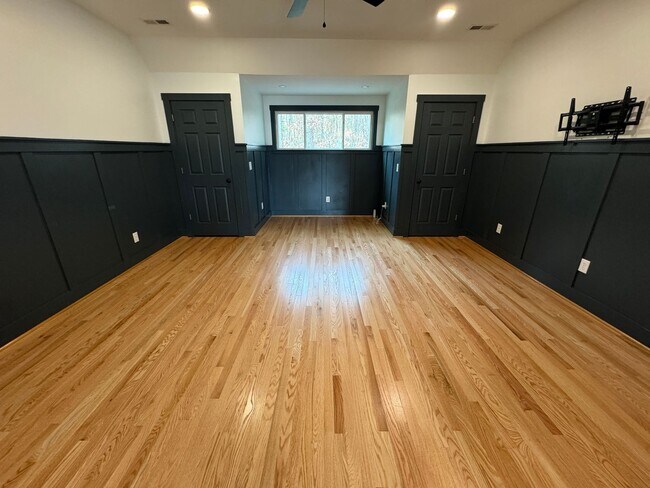 Building Photo - Available to Show