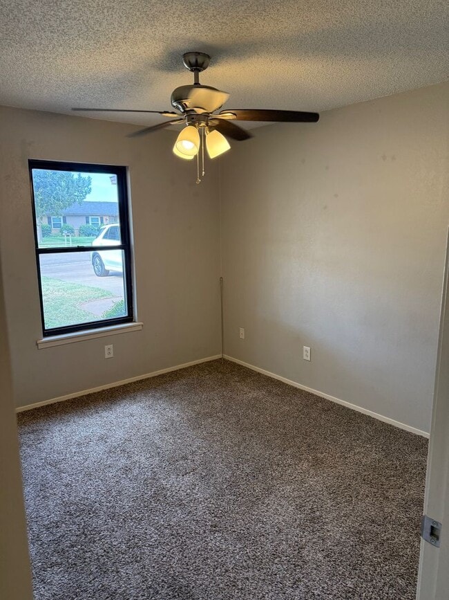 Building Photo - Updated 3-2-2 in Northwest Lubbock Near TC...