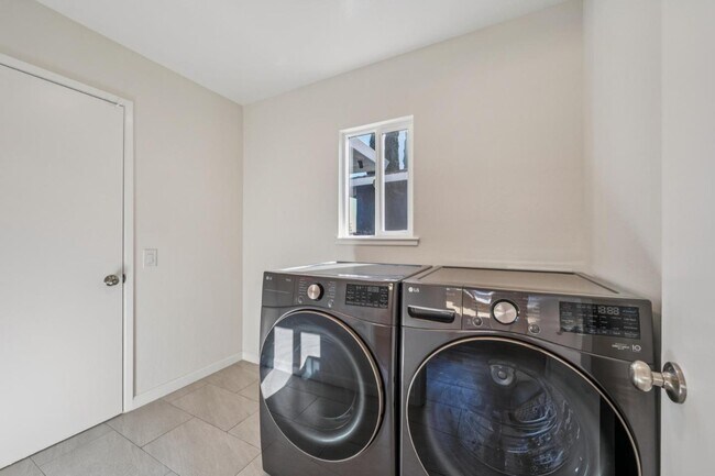 Building Photo - 700 Gull Ave