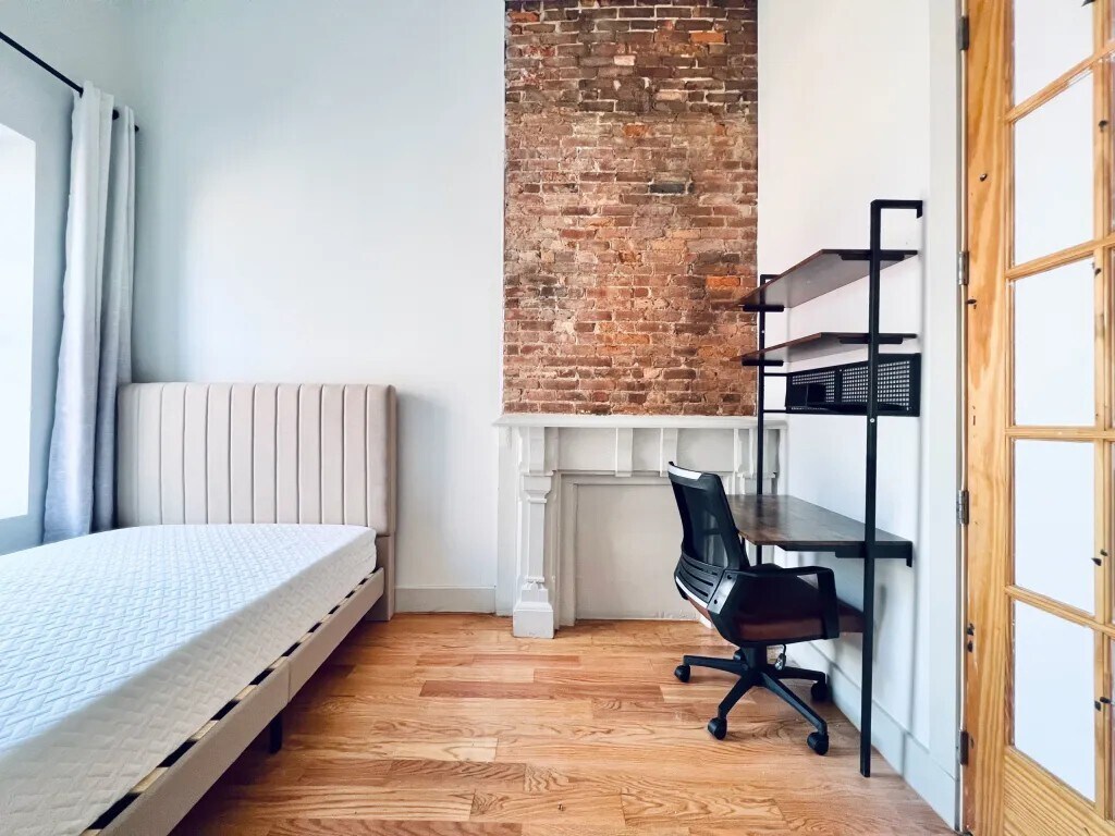Building Photo - Furnished room/NOT APARTMENT
