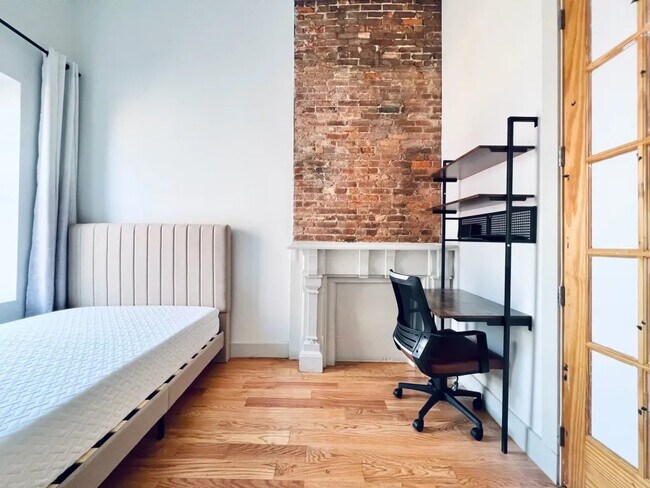 Building Photo - Furnished room/NOT APARTMENT