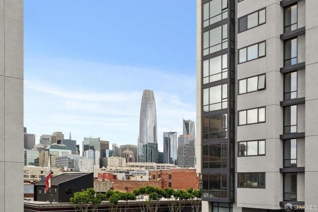 Building Photo - 250 King St