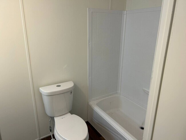 Building Photo - 1048 Victoria St