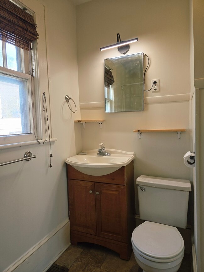 Building Photo - 12 E Chestnut St