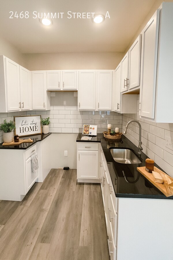 Building Photo - 2468 Summit St