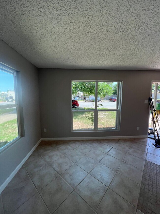 Building Photo - Clean Gem at 1108 Libery Ave