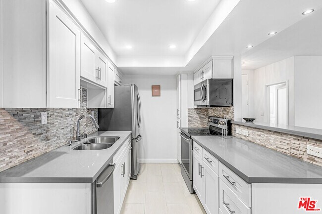 Building Photo - 1131 Alta Loma Rd