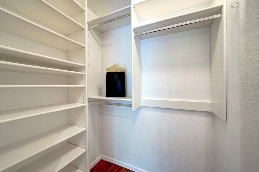 Walk-in-closet - 435 W Rio Salado Pky