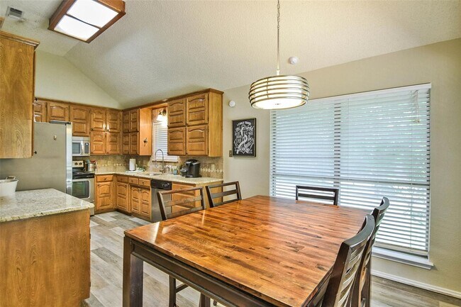 Building Photo - Beautiful Home on Mature Tree'd Lot  in We...