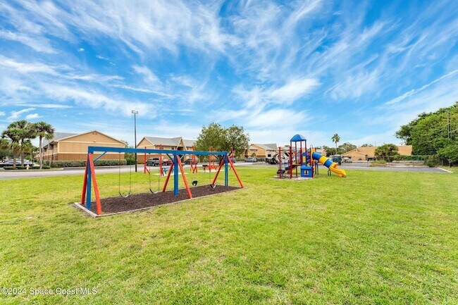 Building Photo - 132 Bristol Ct