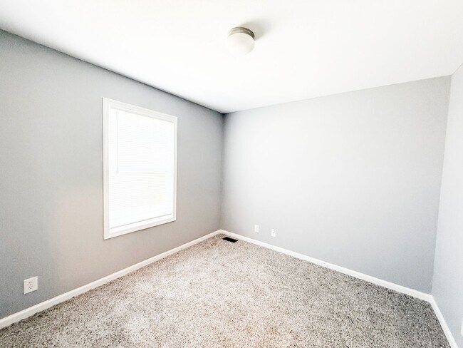 Building Photo - 3 Bedroom 2 Bathroom Home!!