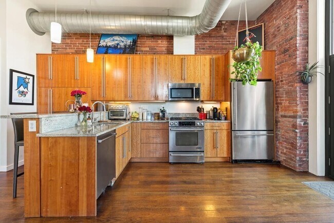 Building Photo - 125 B St