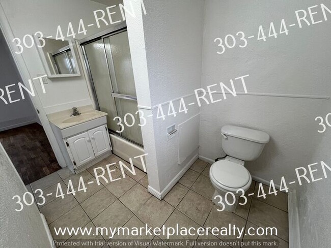 Building Photo - 2 Bedroom & 1 Bathroom Located in Denver!