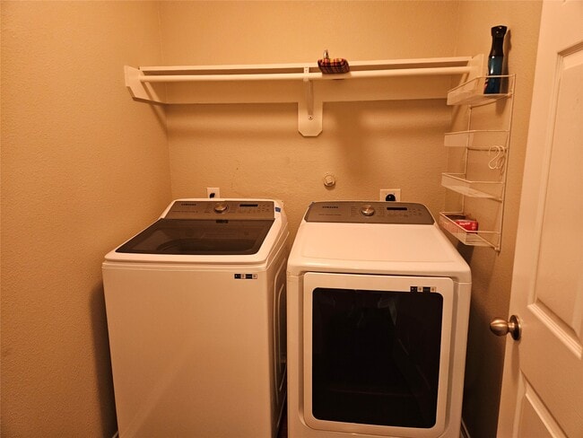 Building Photo - 2427 Colonial Springs Ln