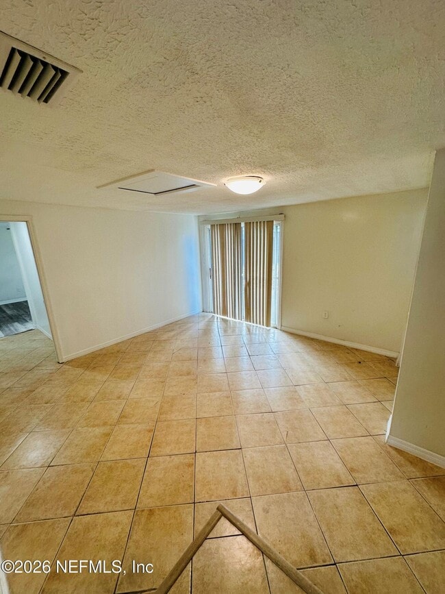 Building Photo - 1904 Delaroche Dr W