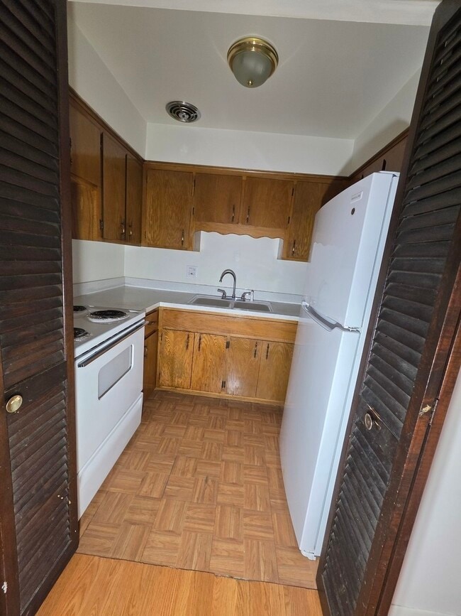 Building Photo - 336 Lathrop Ave