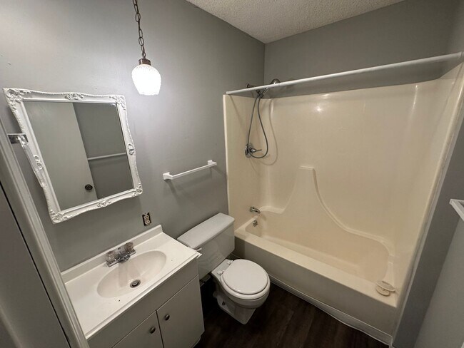 Building Photo - 2 bedoom 1 bath