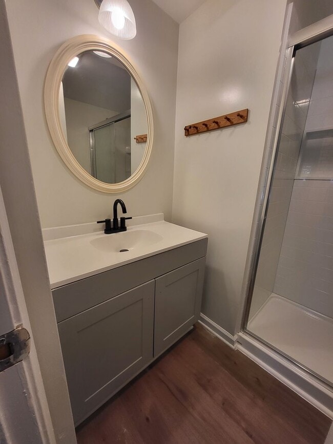 Building Photo - Charming Cottage on the Eastside Available Now