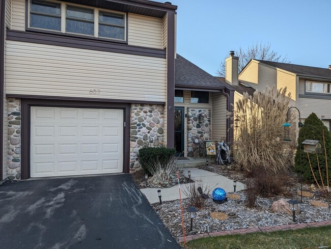 Building Photo - 607 Tamarack Dr W