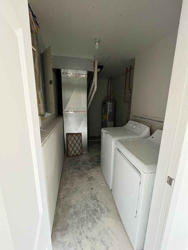 Building Photo - 3 Bed 3 Bath TownHome