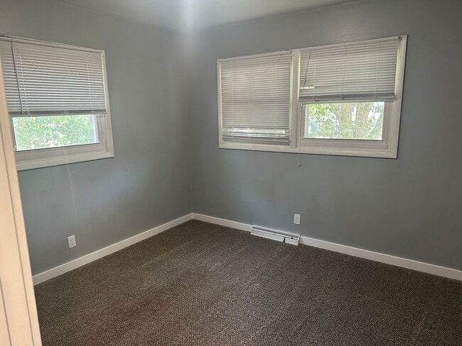Building Photo - 5 bedroom 2 1/2 bath home for rent