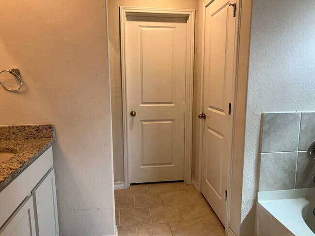 Building Photo - 5 Bedroom Single Family Home in San Antonio