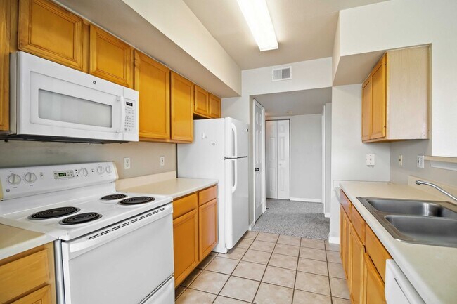 Building Photo - 1020 Villagio Cir