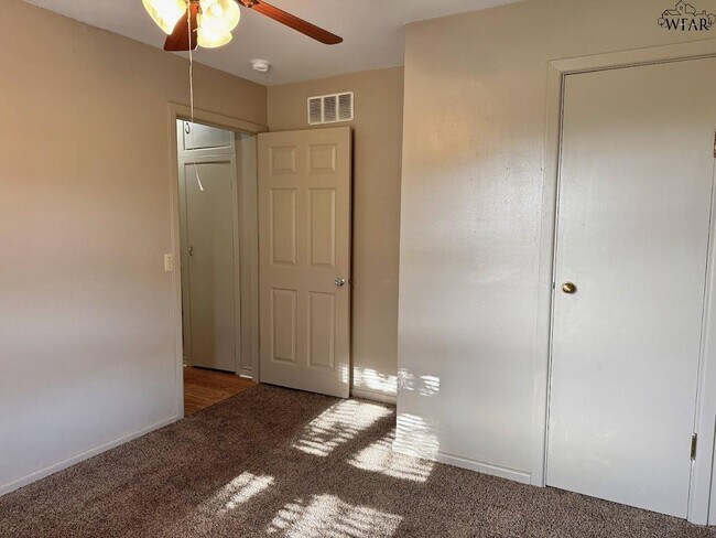 Building Photo - 703 Pecan St