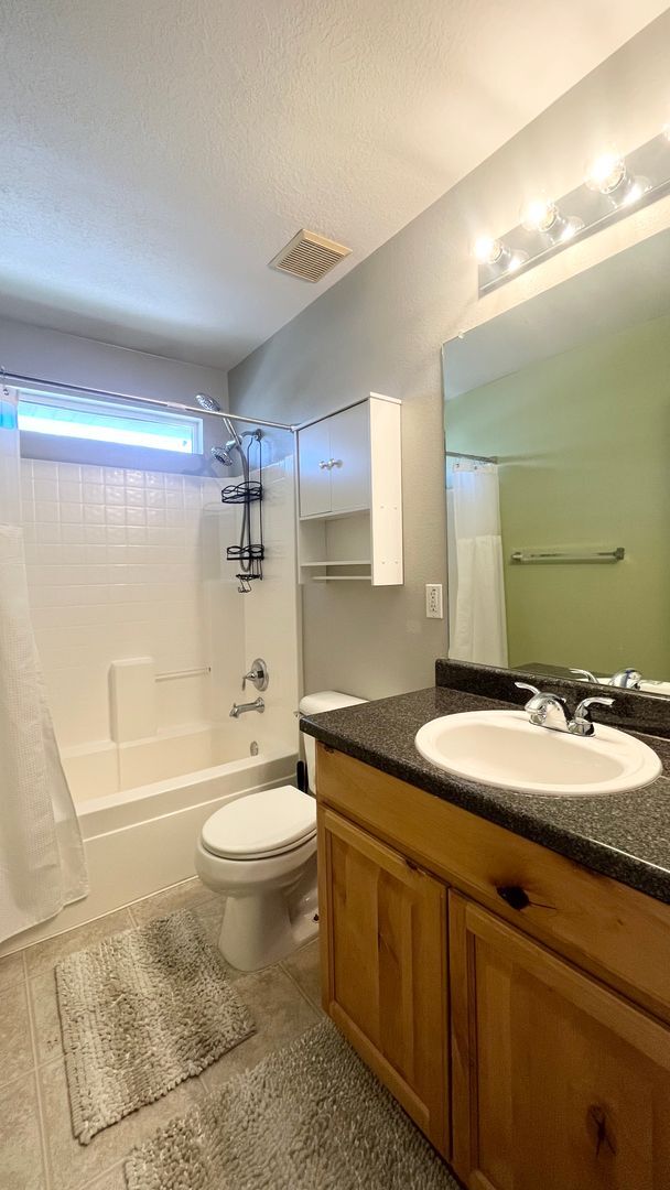 Building Photo - 3 Bedroom/2.5 Bathroom Condo in Riverton