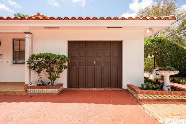 Building Photo - 1550 S Greenway Dr