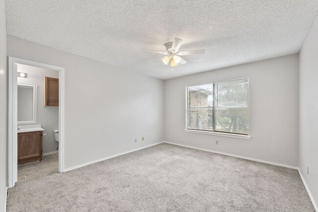 Building Photo - 6002 Parkwood Dr