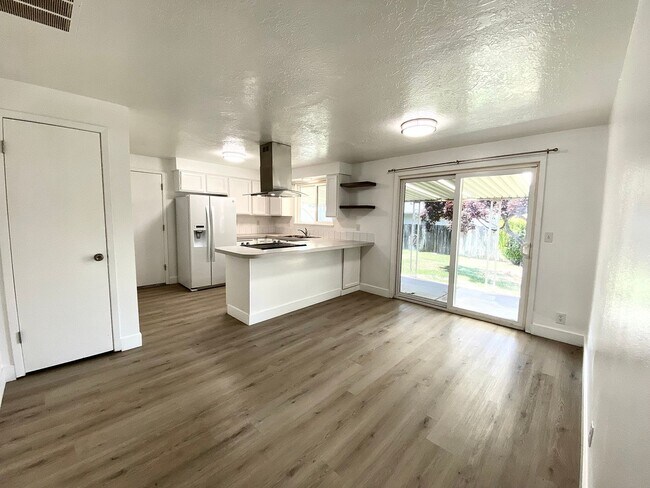 Building Photo - 3 bedroom 2 Bath 2 Car Garage Single Level...