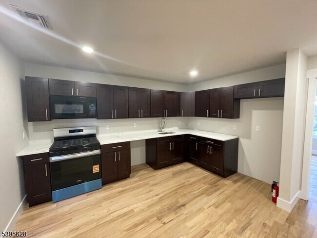 Building Photo - 119 Lewis St