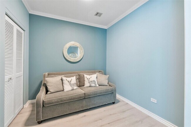 Building Photo - 313 NE 2nd St