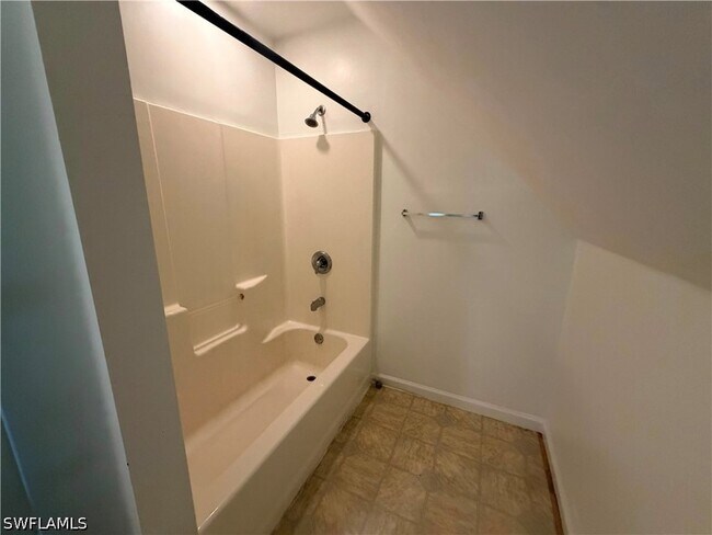 Building Photo - 250 Leawood Cir