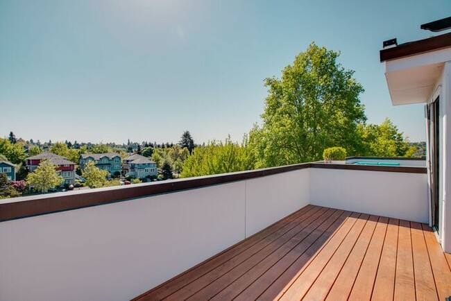 Building Photo - Air Conditioned Judkins Parkside Townhome ...