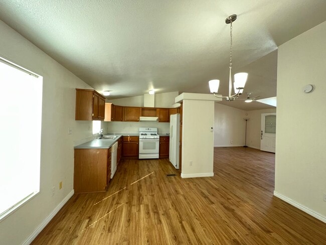 Building Photo - 3 Bedroom Westside Home