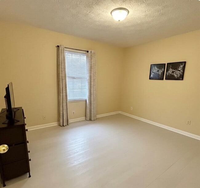 Building Photo - 1005 Eastview Rd NE