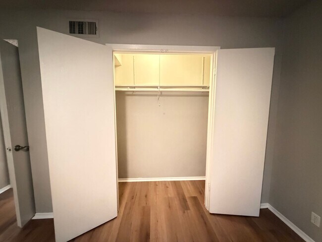 Building Photo - 1bed/1bath condo in 78704