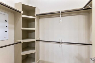 Building Photo - 1755 Cres Plz Dr