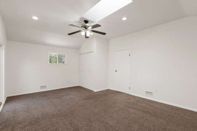 Building Photo - Super Cute 1 Bed, 1 Bath Carriage House!! ...