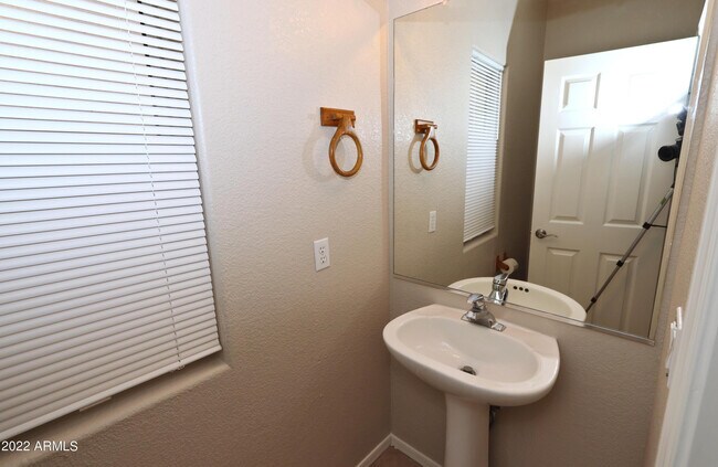 Building Photo - 14168 W Clarendon Ave