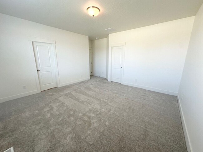 Building Photo - Beautiful 1 year old home available now!