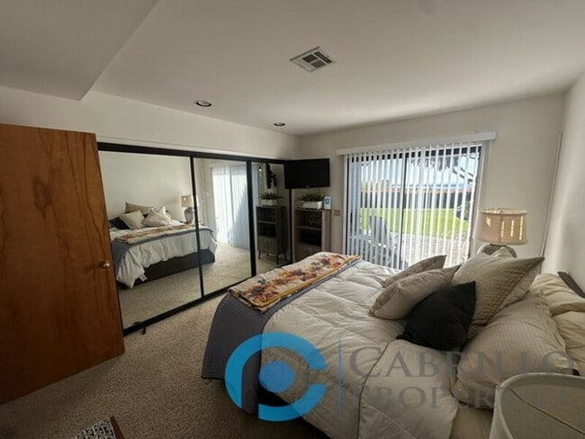 Building Photo - 2620 Deerpark Dr