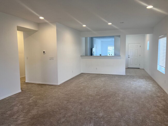Building Photo - Newer 4 Br, 2 Ba, with the major appliance...